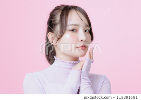 韓國化妝的年輕女子 韓國化妝的年輕女子 118891581