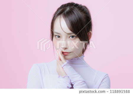 韓國化妝的年輕女子 韓國化妝的年輕女子 118891588