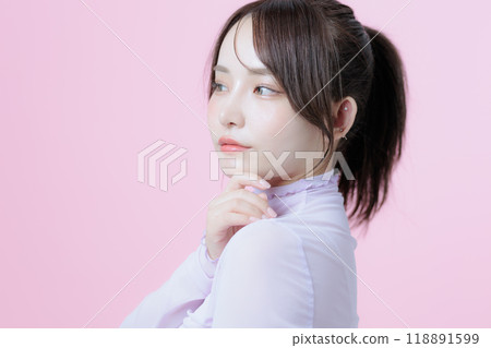 韓國化妝的年輕女子 韓國化妝的年輕女子 118891599