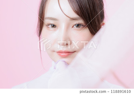 韓國化妝的年輕女子 韓國化妝的年輕女子 118891610