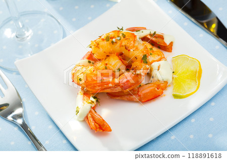 Fried shrimps with lemon closeup Fried shrimps with lemon closeup 118891618