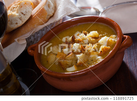 Vegetable soup puree with croutons and cheese 118891725