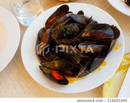Delicious boiled mussels with tomato sauce and parsley 118891899