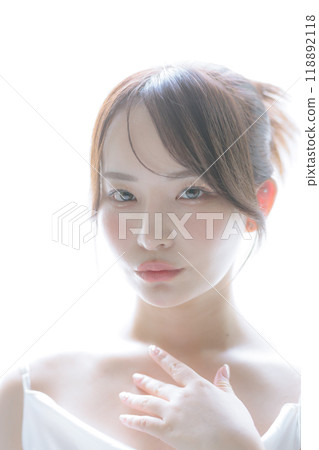 年輕女子在早晨的陽光下護理皮膚 118892118