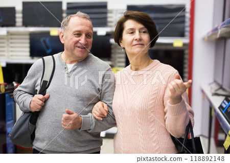Middle aged man and woman choosing TV in electronic store 118892148