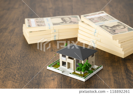 A miniature house and a stack of banknotes (new banknotes) A miniature house and a stack of banknotes (new banknotes) 118892261