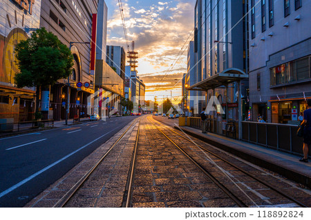 黃昏的天空、伊予鐵軌與城市景觀 118892824