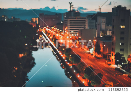 日本愛媛郡黃昏的松山市城市景觀 118892833