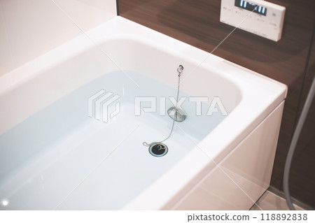 浴缸裡有熱水 118892838
