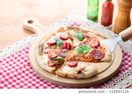Pizza Margherita 118893116