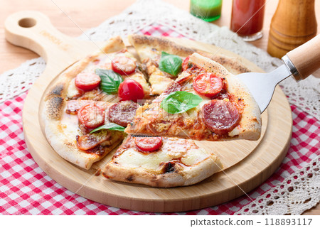 Pizza Margherita 118893117
