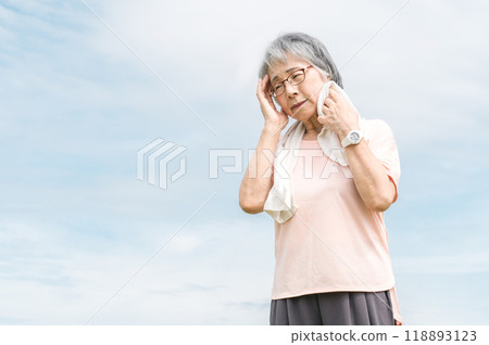 穿著運動服的高級女性因頭痛而在運動中休息 118893123