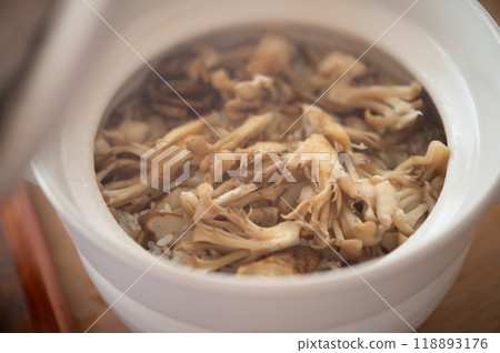 Maitake rice cooked in a clay pot 118893176