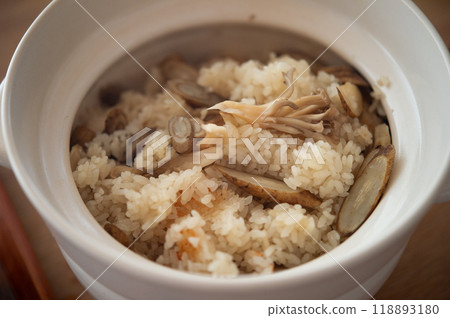 用煲煮的舞茸飯 118893180