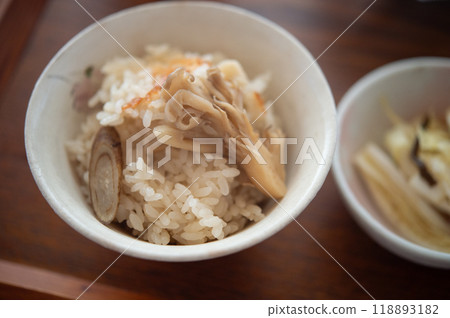 舞茸飯和酸菜 118893182