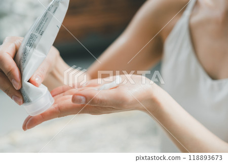 年輕女子從管子裡取出潤膚霜 118893673