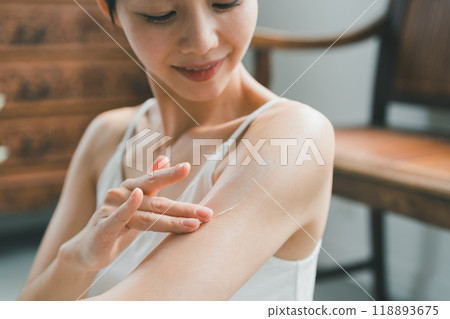年輕女子在手臂上塗抹身體霜 118893675