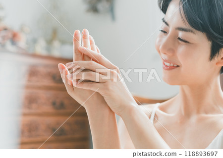 年輕女性的手部護理 118893697
