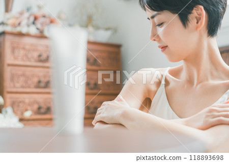 年輕女子在手臂上塗身體霜 118893698