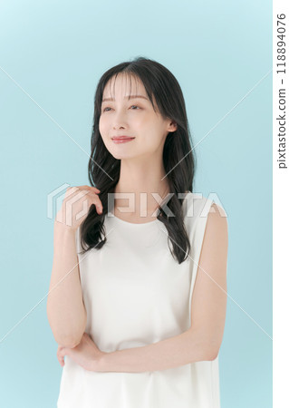 Beauty portrait of a woman in her 30s Beauty portrait of a woman in her 30s 118894076