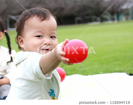 Baby playing with ball 118894519