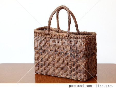 Shopping basket woven from vine bark 118894520
