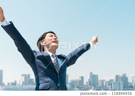 年輕的亞洲商人在藍天大喊（換工作，獲勝，找到工作，辭職，挑戰，努力工作，實現） 118894938