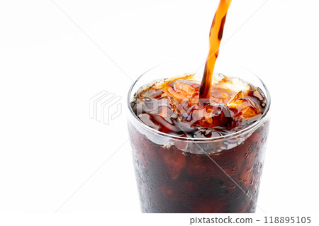 冰咖啡倒入玻璃杯的特寫 118895105