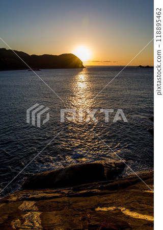 Sunrise at the World Heritage Site "Onigajo" (Kumano City, Mie Prefecture) 118895462