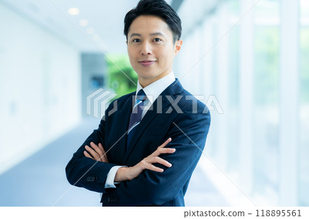 站在辦公室走廊的商人 118895561