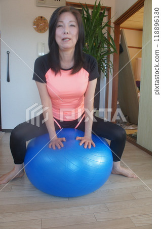 高個子女人騎平衡球 118896180