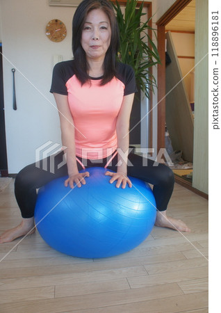 高個子女人騎平衡球 118896181