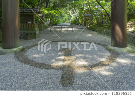 Isonokami Shrine: Mysterious patterns painted under the large torii gate (Tenri City, Nara Prefecture) 118896535