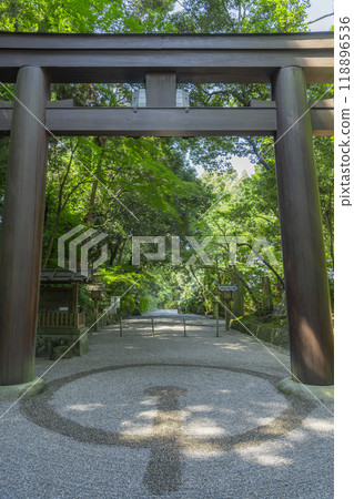 Isonokami Shrine: Mysterious patterns painted under the large torii gate (Tenri City, Nara Prefecture) Isonokami Shrine: Mysterious patterns painted under the large torii gate (Tenri City, Nara Prefecture) 118896536