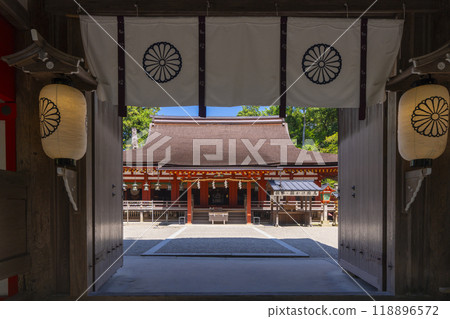 Isonokami Shrine: The worship hall seen from the tower gate (Tenri City, Nara Prefecture) 118896572