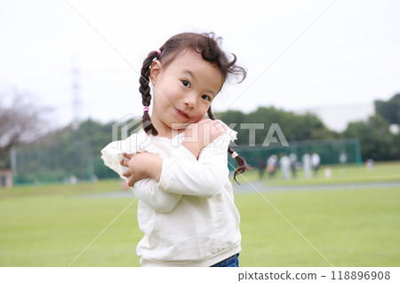 嬰兒在公園裡玩 嬰兒在公園裡玩 118896908