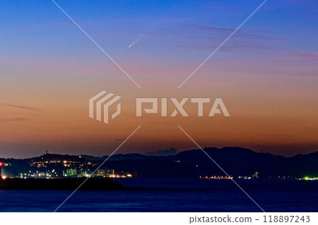 黎明前，色金山/阿特拉斯彗星在湘南海上空升起 118897243