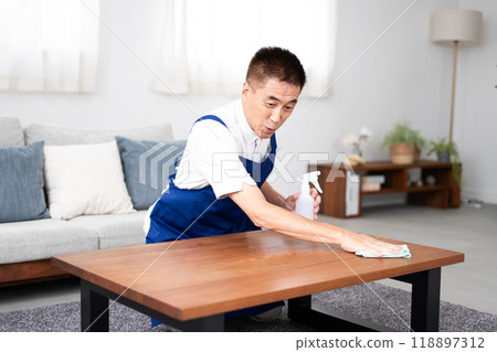 白色馬球衫的資深男性管家有藍色圍裙的 118897312