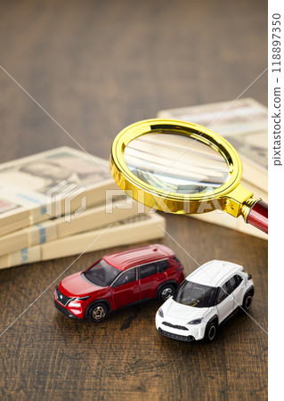 Miniature car and stack of bills (new bills + magnifying glass) Miniature car and stack of bills (new bills + magnifying glass) 118897350