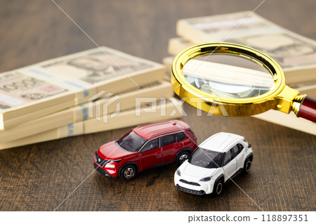 Miniature car and stack of bills (new bills + magnifying glass) Miniature car and stack of bills (new bills + magnifying glass) 118897351