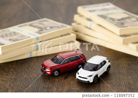 迷你汽車和一疊鈔票（新鈔票） 118897352