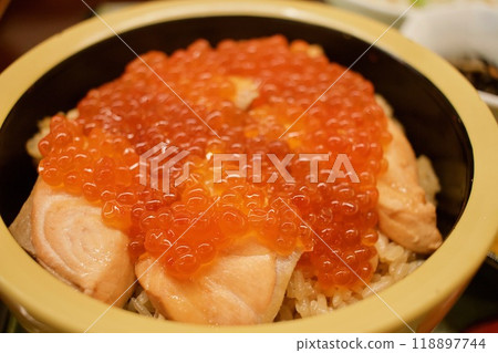 豪華鮭魚子飯放在碗裡 豪華鮭魚子飯放在碗裡 118897744