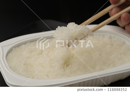Instant rice, packed rice, pick it up with chopsticks Instant rice, packed rice, pick it up with chopsticks 118898352