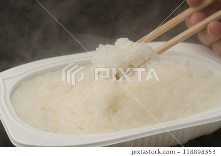 蒸煮米,包裝米,用筷子夾起 蒸煮米,包裝米,用筷子夾起 118898353