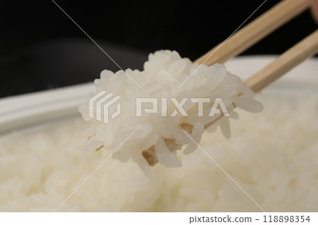 Instant rice, packed rice, pick it up with chopsticks Instant rice, packed rice, pick it up with chopsticks 118898354