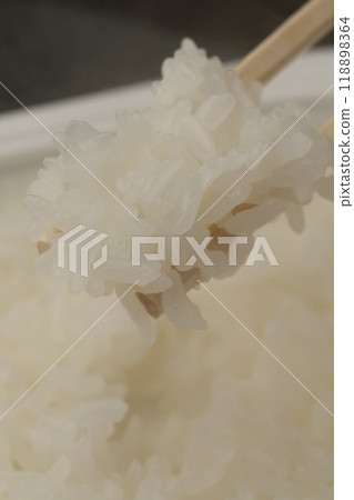 蒸煮米，包裝米，用筷子夾起 118898364