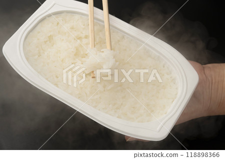 Instant rice, packed rice, pick it up with chopsticks 118898366