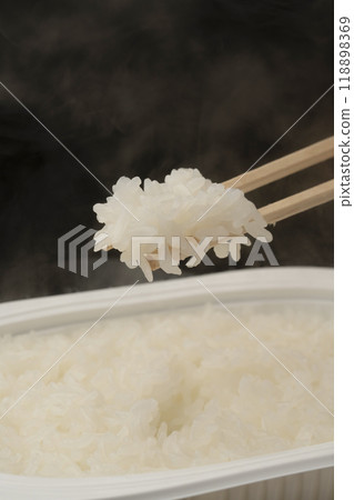 蒸煮米，包裝米，用筷子夾起 118898369