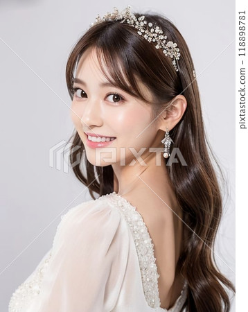 年輕女子站在白色背景前，把手放在臉頰上 118898781