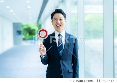 Businessman holding a plate with a circle 118898852